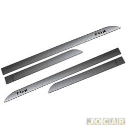 Friso lateral - <b>Volkswagen Fox Connect 1.6 8V I-Motion Total Flex 4P de 2018 at 2020</b> - Fox 2017 em diante - Prata tungstenio - perfil faco - autoadesivo - jogo