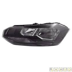 Farol principal - TYC - <b>Volkswagen Virtus 1.6 16V MSi AT6 Flex 4P de 2018 at 2022</b> - Polo/Virtus 2018 at 2022 - com friso preto - regulagem manual sem farolete - lado do motorista - cada (unidade) - 30651