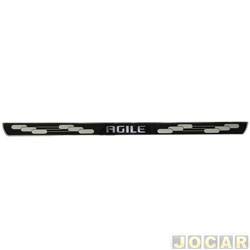 Aplique da soleira - NP Adesivos - <b>Chevrolet Agile Effect 1.4 8V Econo.flex Easytronic de 2013 at 2014</b> - Agile 2009 at 2014 - resinado - autoadesivo - 4 portas - jogo - 000368