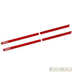 Friso lateral - <b>Chevrolet Onix Hatch Effect 1.4 8V SPE/4 cmbio manual Flex 4P de 2014 at 2016</b> - Onix 2012 at 2019 - vermelho carmim - autoadesivo - jogo