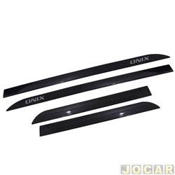 Friso lateral - <b>Chevrolet Onix Hatch LS 1.0 8V SPE/4 cmbio manual Flex 4P de 2012 at 2016</b> - Onix 2012 at 2019 - Joy 2020 at 2022 - Cinza Cyclone - perfil faco - autoadesivo - jogo