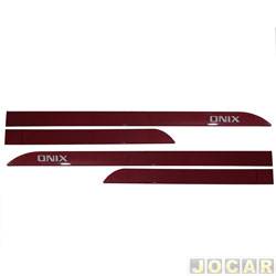 Friso lateral - <b>Chevrolet Onix Hatch LS 1.0 8V SPE/4 cmbio manual Flex 4P de 2012 at 2016</b> - Onix 2012 at 2019 - Joy 2020 at 2022 - Vermelho Pepper - perfil faco - autoadesivo - jogo