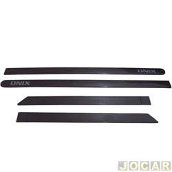 Friso lateral - <b>Chevrolet Onix Hatch Effect 1.4 8V SPE/4 cmbio manual Flex 4P de 2014 at 2016</b> - Onix 2012 at 2019 - Joy 2020 at 2022 - Cinza Aztec - autoadesivo - jogo