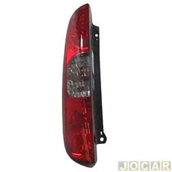 Lanterna traseira principal - Depo - <b>Fiat Dobl HLX 1.8 8V Flex de 2009 at 2011</b> - Dobl 2010 at 2021 - Fiorino 2014 em diante - Partner Rapid 2022 em diante - (3 furos) - fum - lado do motorista - cada (unidade) - 29229