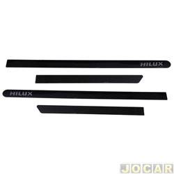 Friso lateral - <b>Toyota Hilux Cabine Dupla SRV 4X2 2.7 16V cmbio automtico Flex 4P de 2017 em diante</b> - Hilux 2017 em diante - Preto atitude - perfil arredondado autoadesivo - jogo