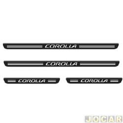 Aplique da soleira - Emblemax - Corolla 2008 até 2019 - resinado - 4 portas - autoadesivo - preto e cromado - jogo - SOL033