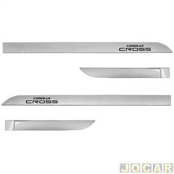 Friso lateral - <b>Toyota Corolla Cross XR 2.0 16V CVT Flex 4x2 4P  de 2021 em diante</b> - Corolla Cross 2021 em diante - prata lua nova - autoadesivo - jogo