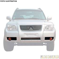 Aplique da grade - BMJ - <b>Mitsubishi Pajero TR4 4X4-AT 2.0 16V Flex 4P de 2007 at 2009</b> - Pajero TR4 de 2007 at 2008 - com aplique no pra-choque - 2 peas - filetes horizontais - com abertura para emblema - cromado - dianteiro - cada (unidade) - 57.1 / 062